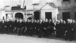 Die beiden Leistungsgruppen der FF Oberschneitbach in Aichach
vor dem abgebrannten Froschermayr